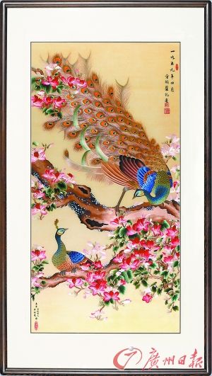 8.jpg 广绣《紫荆孔雀》